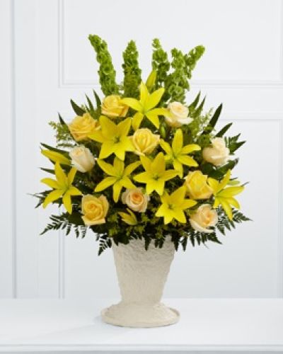 <p>This bouquet offers a message of remembrance filled with hope, light, and admiration. Brilliant yellow Asiatic lilies and golden roses take center stage, radiating energy and positivity in honor of a life that touched many.</p>