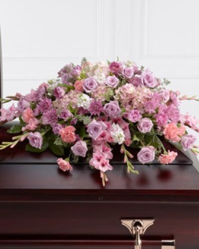 <p>This elegant casket spray brings soft beauty and tender comfort to honor the memory of a beloved individual. Carefully composed with lavender roses, chrysanthemums, and parrot tulips, the arrangement creates a soothing palette that reflects grace and serenity.</p>